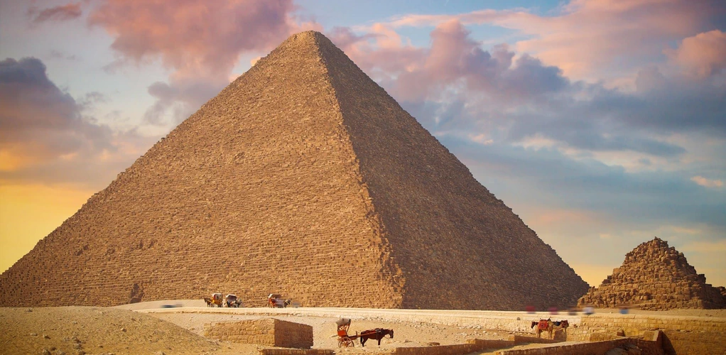  The Great Pyramid of Khufu 